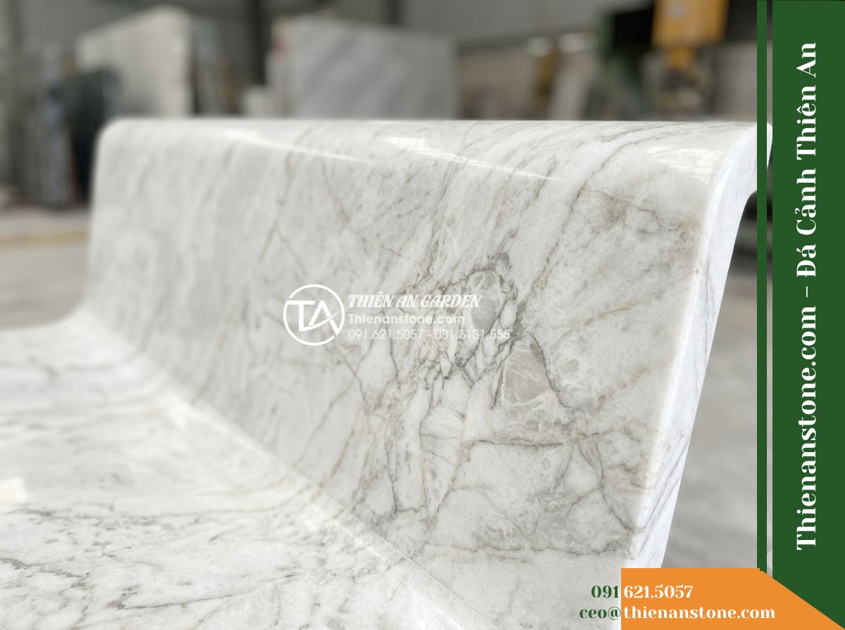 Ghế Đá Sân Trường Thành Công – Kích thước 180 x 50 x 84 cm – Kiểu dáng tựa cao nan dọc, chân trụ vuông. Chất liệu đá hoa cương