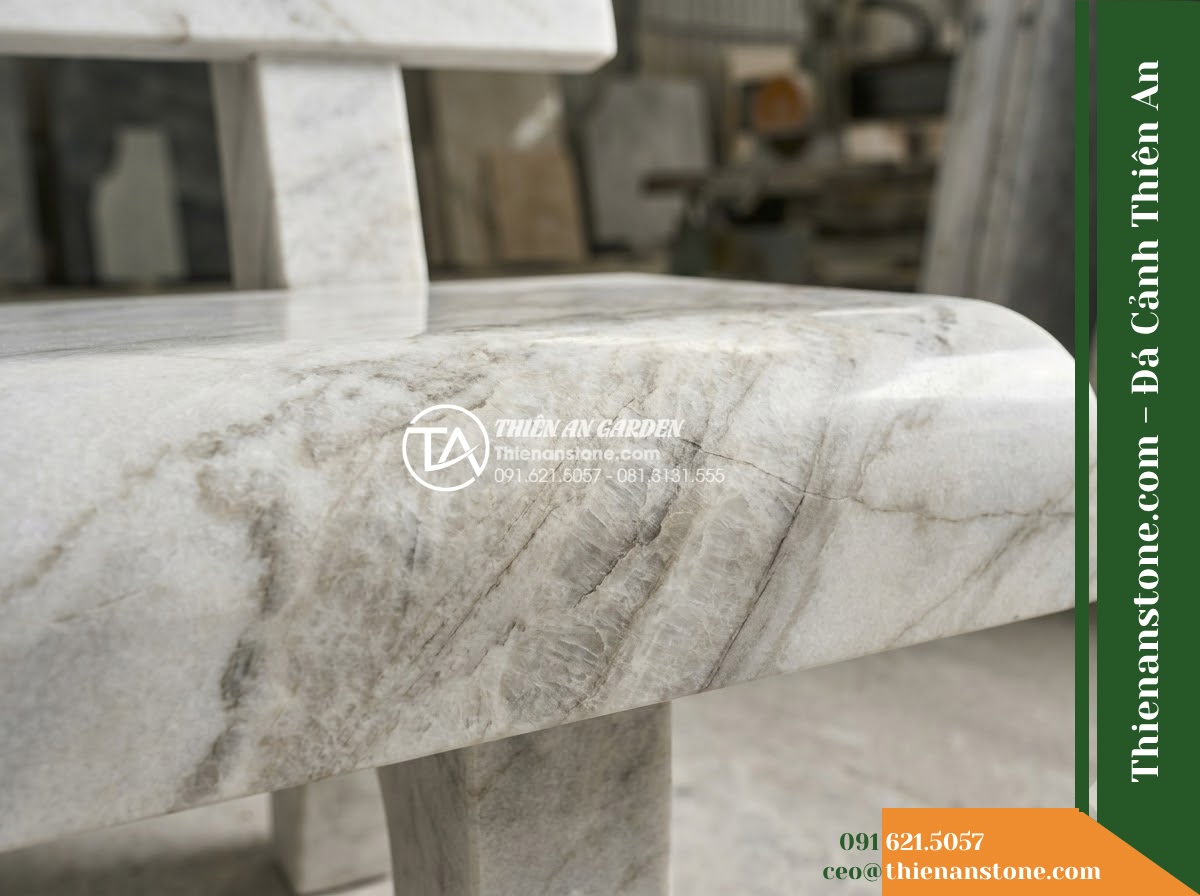 Ghế Đá Sân Trường Thành Công – Kích thước 180 x 50 x 84 cm – Kiểu dáng tựa cao nan dọc, chân trụ vuông. Chất liệu đá vân mây - Hình 6 Ghế Đá Sân Trường Thành Công – Kích thước 180 x 50 x 84 cm – Kiểu dáng tựa cao nan dọc, chân trụ vuông. Chất liệu đá vân mây - Showroom display of various cloud marble stone benches at Da Canh Thien An, prof