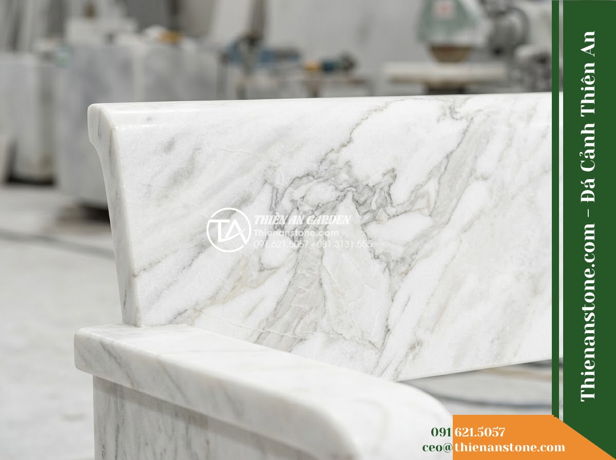 Ghế Đá Sân Trường Thành Nhân – Kích thước 185 x 50 x 80 cm – Kiểu dáng tựa liền rộng, tay vịn thấp. Chất liệu đá vân mây