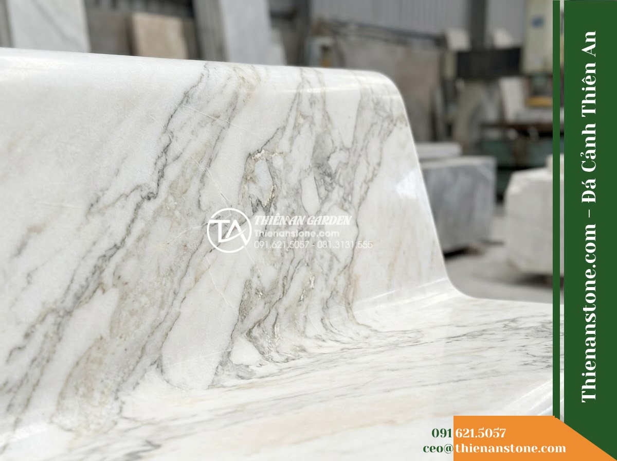 Ghế Đá Sân Trường Thành Tài – Kích thước 180 x 48 x 80 cm – Kiểu dáng tựa liền rộng, mặt ngồi phẳng. Chất liệu đá vàng cẩm thạch