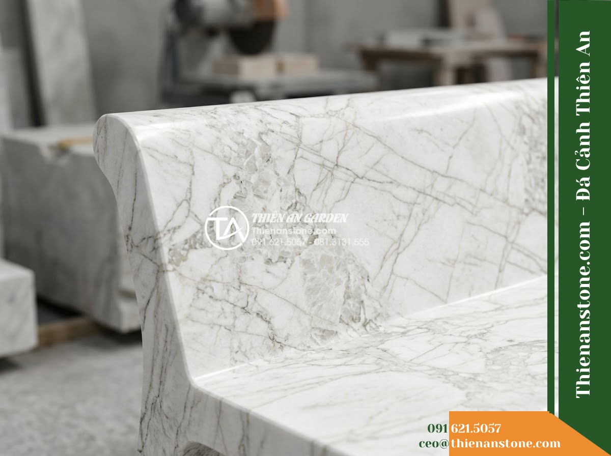 Ghế Đá Sân Trường Thành Tài – Kích thước 180 x 48 x 80 cm – Kiểu dáng tựa liền rộng, mặt ngồi phẳng. Chất liệu đá vàng cẩm thạch - Hình 2 Ghế Đá Sân Trường Thành Tài – Kích thước 180 x 48 x 80 cm – Kiểu dáng tựa liền rộng, mặt ngồi phẳng. Chất liệu đá vàng cẩm thạch - golden marble stone bench with natural veins, sitting on a manicured lawn with t