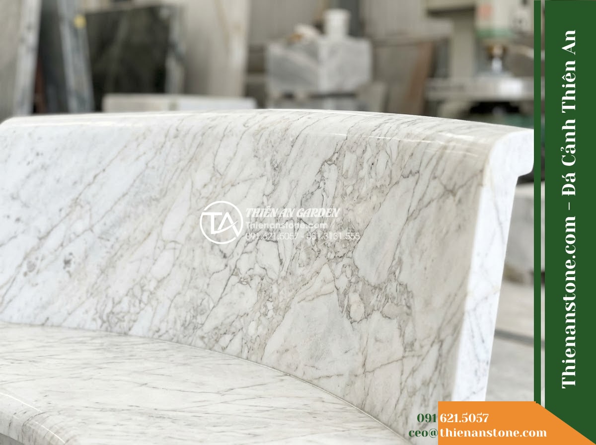 Ghế Đá Sân Trường Thanh Xuân – Kích thước 185 x 50 x 80 cm – Kiểu dáng tựa thẳng bản dài, chân chữ A. Chất liệu đá Xanh rêu - Hình 3 Ghế Đá Sân Trường Thanh Xuân – Kích thước 185 x 50 x 80 cm – Kiểu dáng tựa thẳng bản dài, chân chữ A. Chất liệu đá Xanh rêu - green moss stone stone bench during light rain, water droplets on polished surfa