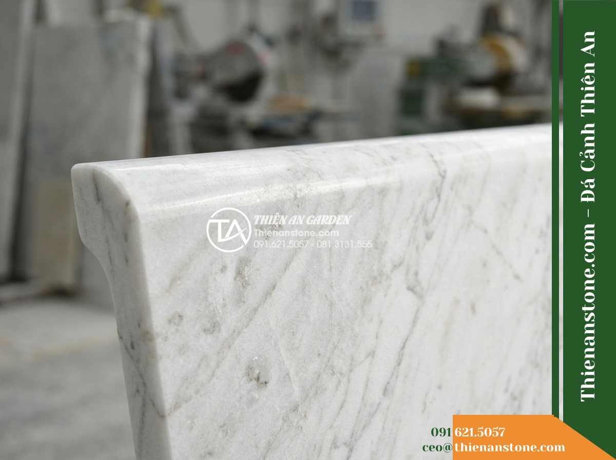 Ghế Đá Sân Trường Tiến Bước – Kích thước 165 x 50 x 80 cm – Kiểu dáng tựa liền bo đỉnh, chân cong nhẹ. Chất liệu đá hoa cương