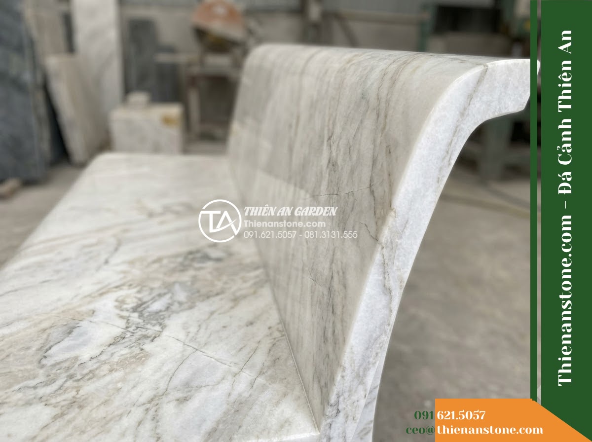 Ghế Đá Sân Trường Tiến Bước – Kích thước 165 x 50 x 80 cm – Kiểu dáng tựa liền bo đỉnh, chân cong nhẹ. Chất liệu đá hoa cương