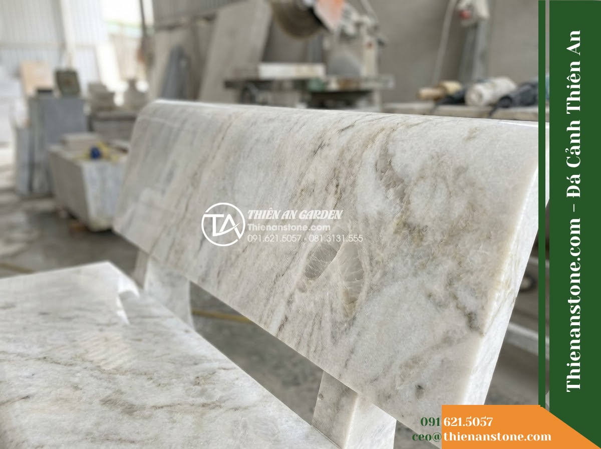 Ghế Đá Sân Trường Tiến Bước – Kích thước 165 x 50 x 80 cm – Kiểu dáng tựa liền bo đỉnh, chân cong nhẹ. Chất liệu đá vân mây