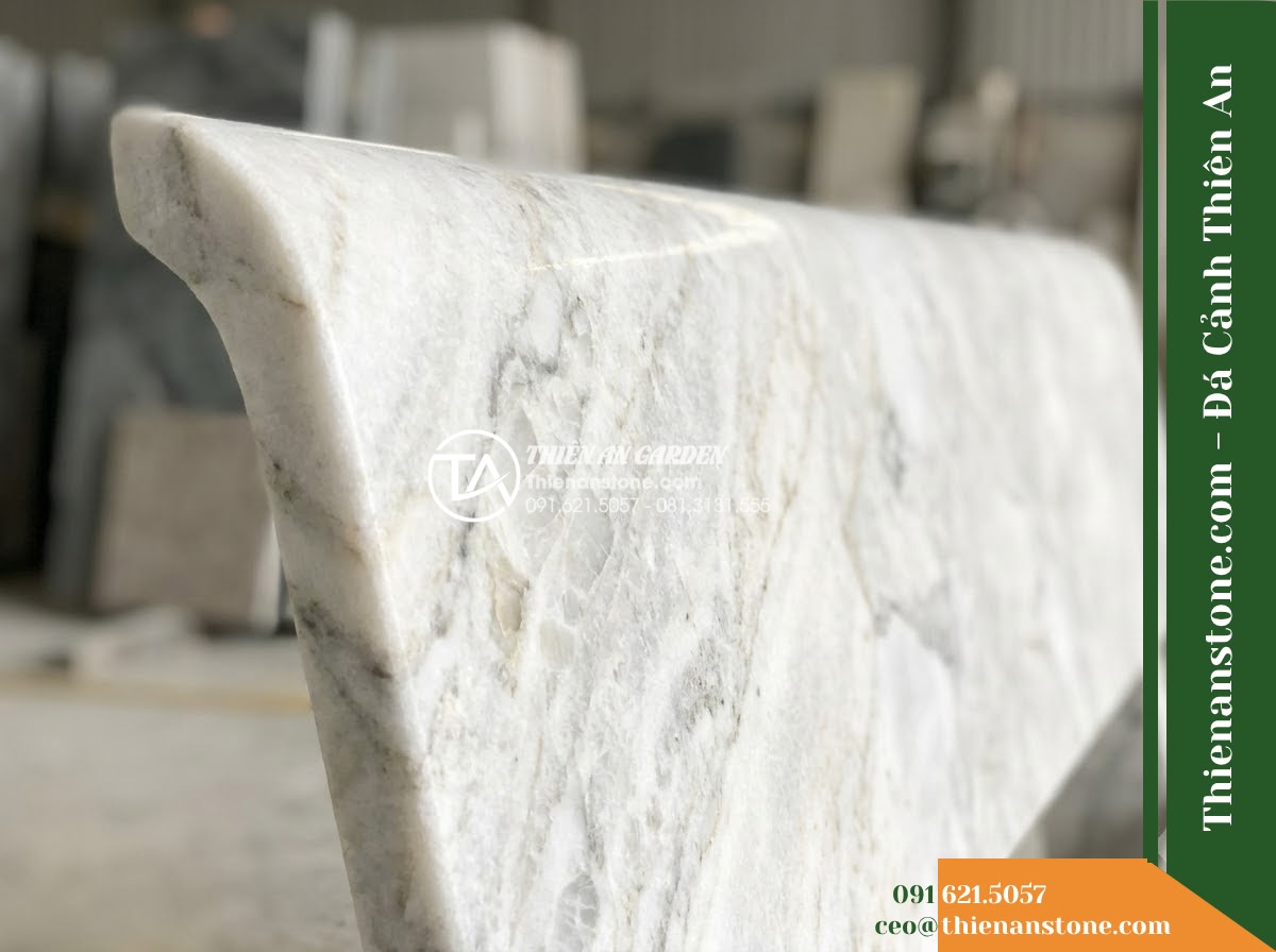 Ghế Đá Sân Trường Tiến Bước – Kích thước 165 x 50 x 80 cm – Kiểu dáng tựa liền bo đỉnh, chân cong nhẹ. Chất liệu đá vân mây