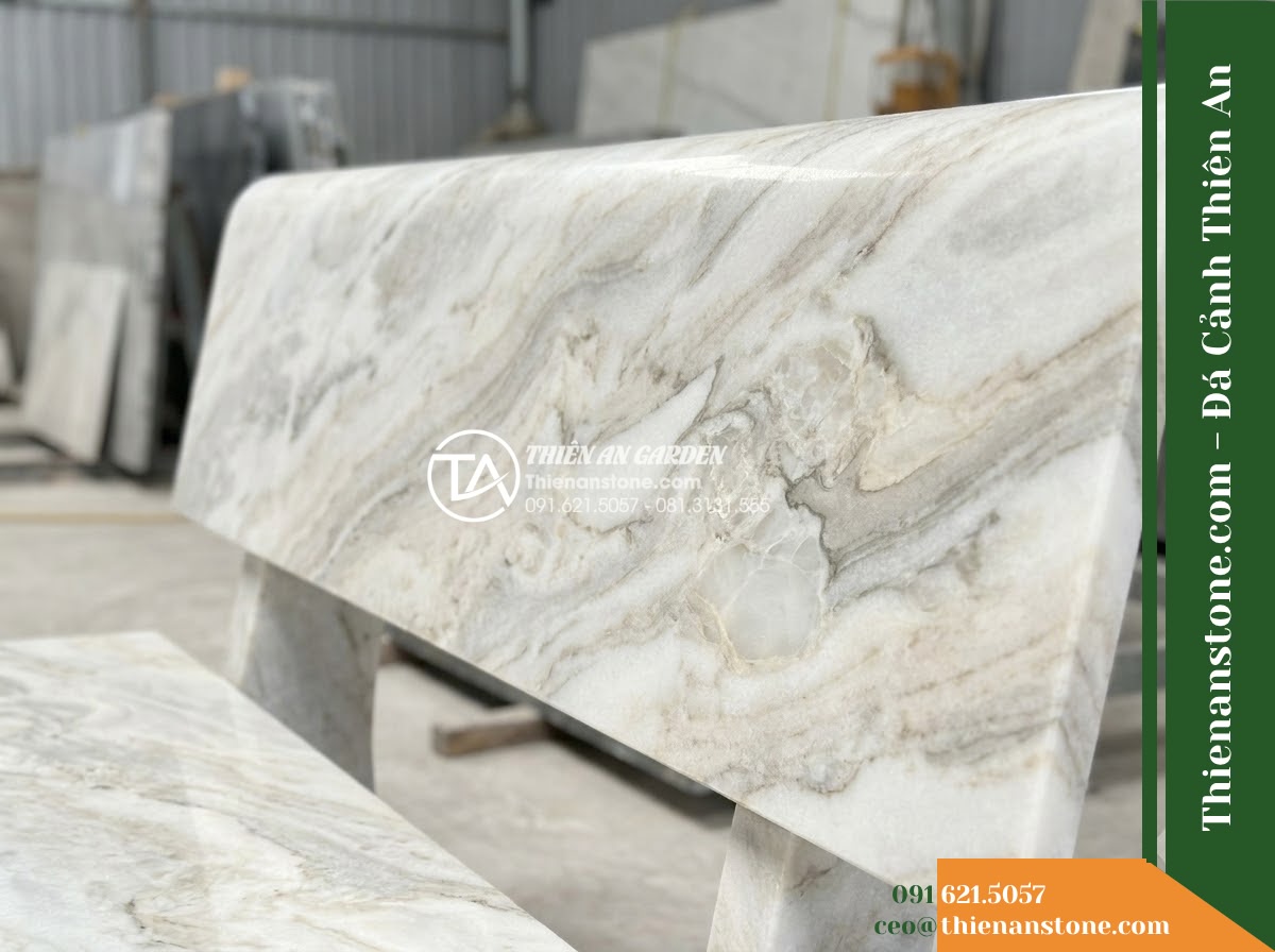 Ghế Đá Sân Trường Tiến Bước – Kích thước 165 x 50 x 80 cm – Kiểu dáng tựa liền bo đỉnh, chân cong nhẹ. Chất liệu đá vân mây