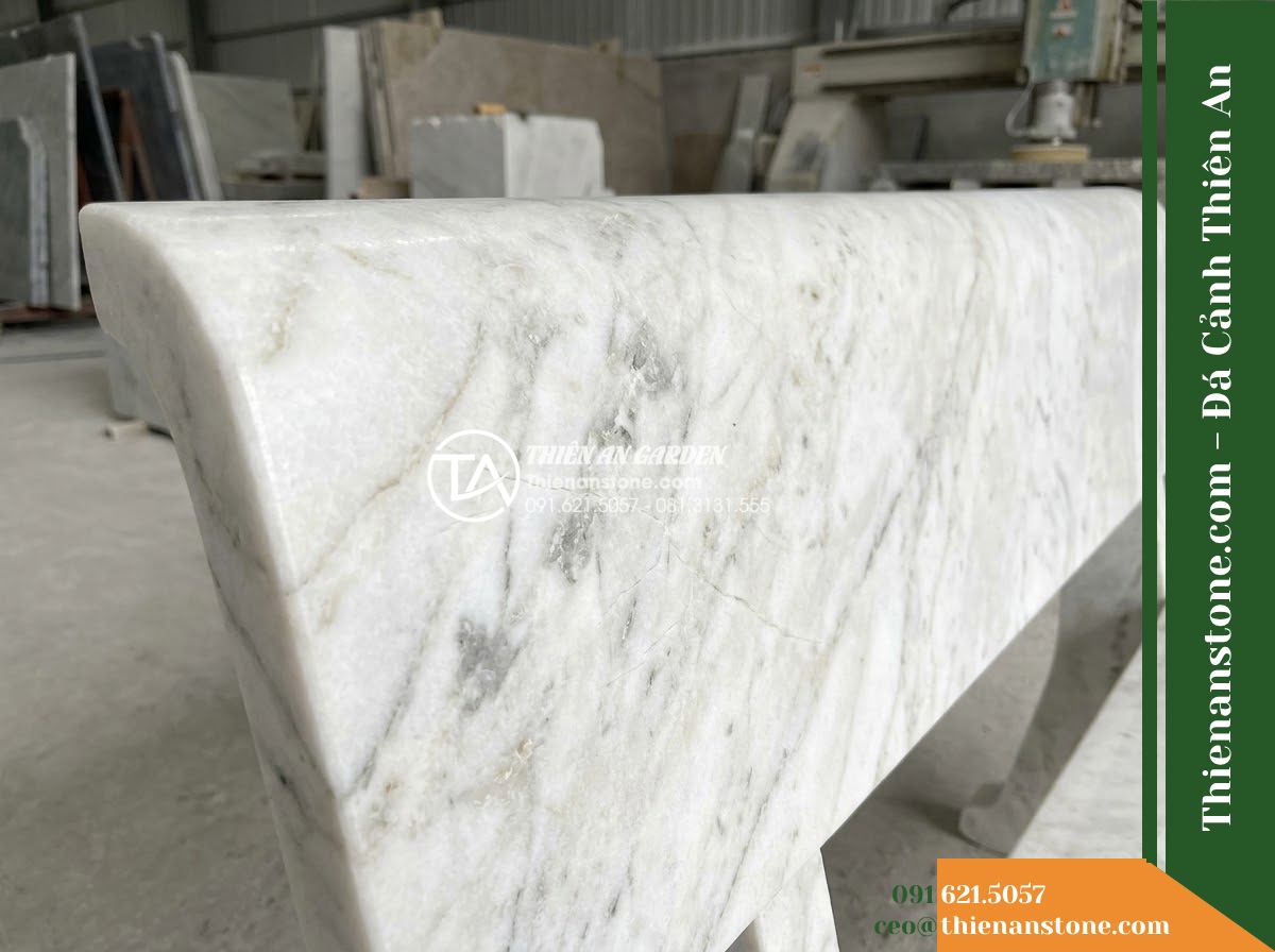 Ghế Đá Sân Trường Tri Thức – Kích thước 170 x 48 x 80 cm – Kiểu dáng tựa nan dọc, mặt ngồi rộng. Chất liệu đá hoa cương - Hình 2 Ghế Đá Sân Trường Tri Thức – Kích thước 170 x 48 x 80 cm – Kiểu dáng tựa nan dọc, mặt ngồi rộng. Chất liệu đá hoa cương - Aerial view of a granite stone bench positioned beside a koi pond in a luxury vi