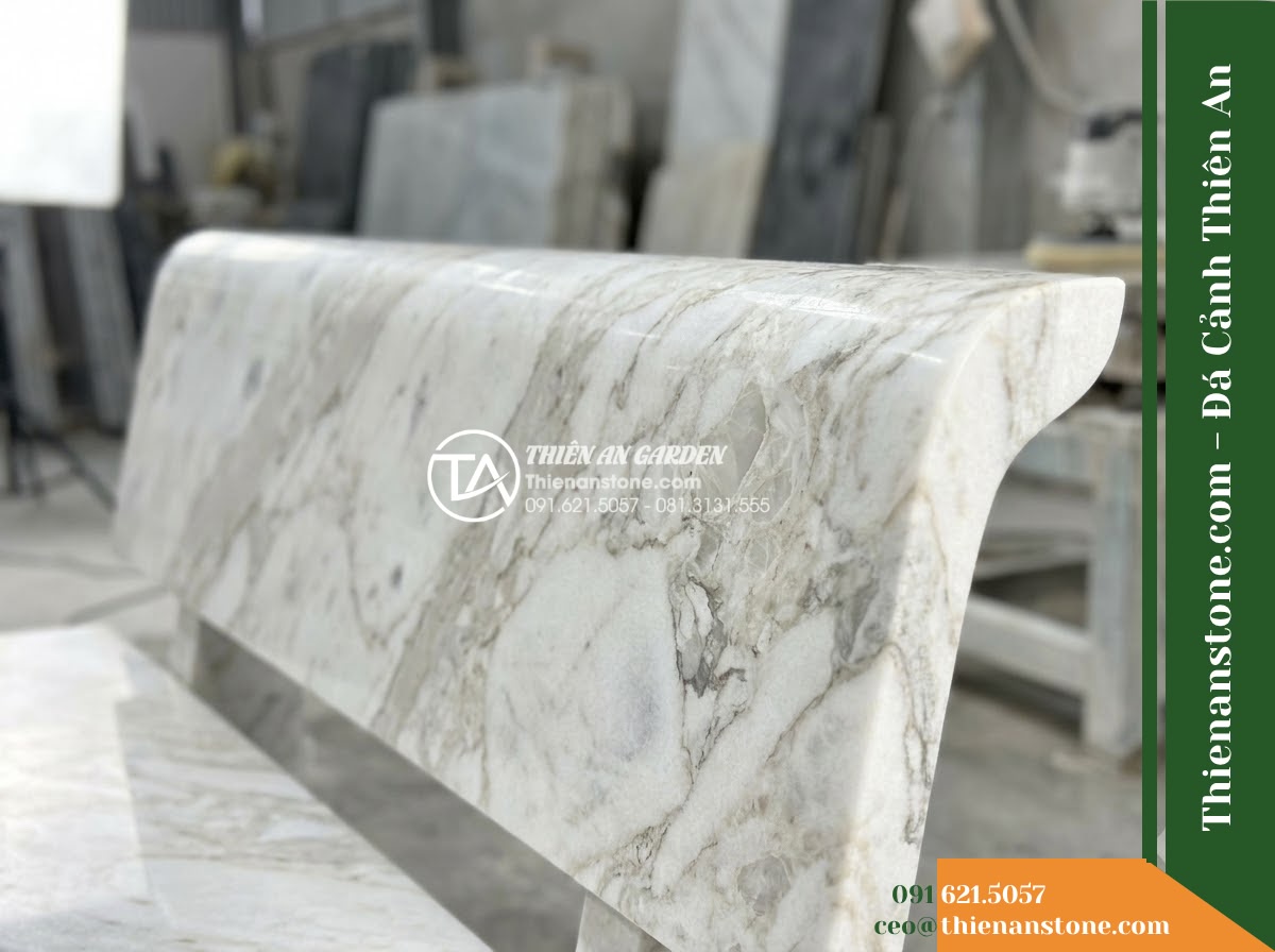 Ghế Đá Sân Trường Tri Thức – Kích thước 170 x 48 x 80 cm – Kiểu dáng tựa nan dọc, mặt ngồi rộng. Chất liệu đá hoa cương - Hình 4 Ghế Đá Sân Trường Tri Thức – Kích thước 170 x 48 x 80 cm – Kiểu dáng tựa nan dọc, mặt ngồi rộng. Chất liệu đá hoa cương - A granite stone bench integrated into a Vietnamese luxury resort landscape desig