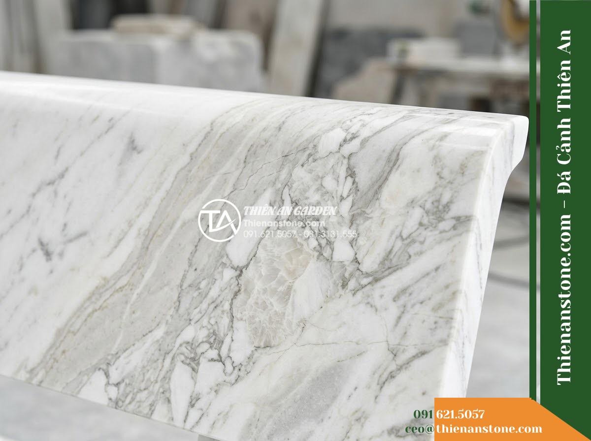 Ghế Đá Sân Trường Tự Tin – Kích thước 165 x 50 x 82 cm – Kiểu dáng tựa thẳng cao, cạnh bo mềm. Chất liệu đá hoa cương
