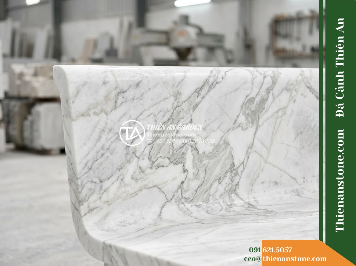 Ghế Đá Sân Trường Tự Tin – Kích thước 165 x 50 x 82 cm – Kiểu dáng tựa thẳng cao, cạnh bo mềm. Chất liệu đá hoa cương