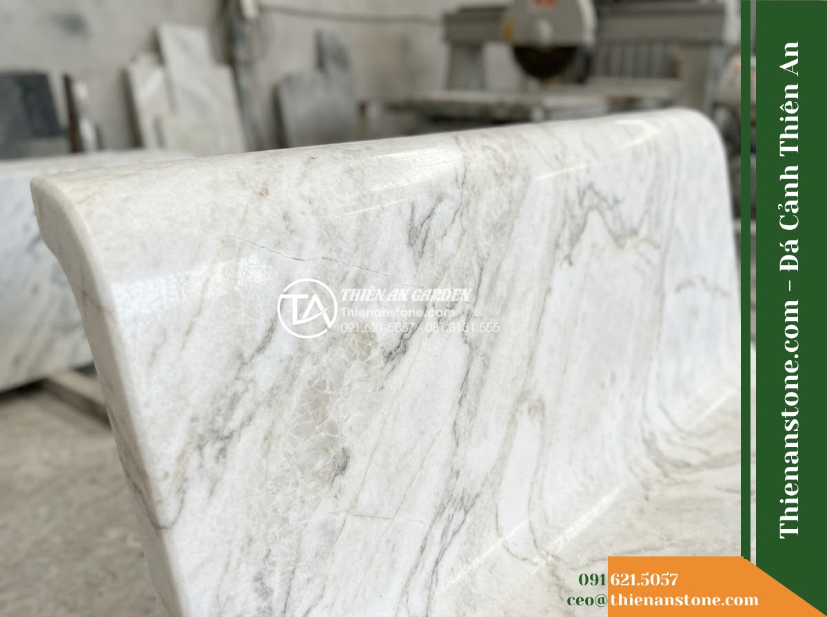 Ghế Đá Sân Trường Tự Tin – Kích thước 165 x 50 x 82 cm – Kiểu dáng tựa thẳng cao, cạnh bo mềm. Chất liệu đá hoa cương