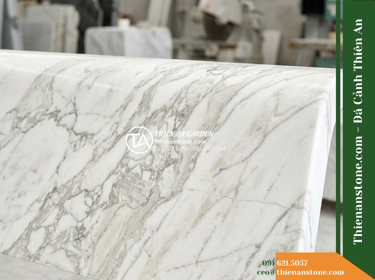 Ghế Đá Sân Trường Tự Tin – Kích thước 165 x 50 x 82 cm – Kiểu dáng tựa thẳng cao, cạnh bo mềm. Chất liệu đá vân mây - Hình 4 Ghế Đá Sân Trường Tự Tin – Kích thước 165 x 50 x 82 cm – Kiểu dáng tựa thẳng cao, cạnh bo mềm. Chất liệu đá vân mây - A cloud marble stone bench integrated into a Vietnamese luxury resort landscape