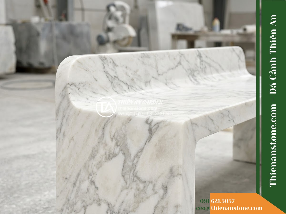 Ghế Đá Sân Trường Tự Tin – Kích thước 165 x 50 x 82 cm – Kiểu dáng tựa thẳng cao, cạnh bo mềm. Chất liệu đá vân mây - Hình 5 Ghế Đá Sân Trường Tự Tin – Kích thước 165 x 50 x 82 cm – Kiểu dáng tựa thẳng cao, cạnh bo mềm. Chất liệu đá vân mây - Professional installation of a cloud marble stone bench in a landscaped garden,
