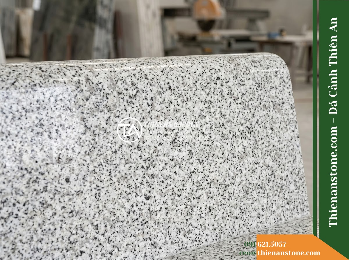 Ghế Đá Sân Trường Tuổi Hồng – Kích thước 160 x 45 x 45 cm – Kiểu dáng không tựa, mặt dài bo cạnh. Chất liệu đá hoa cương