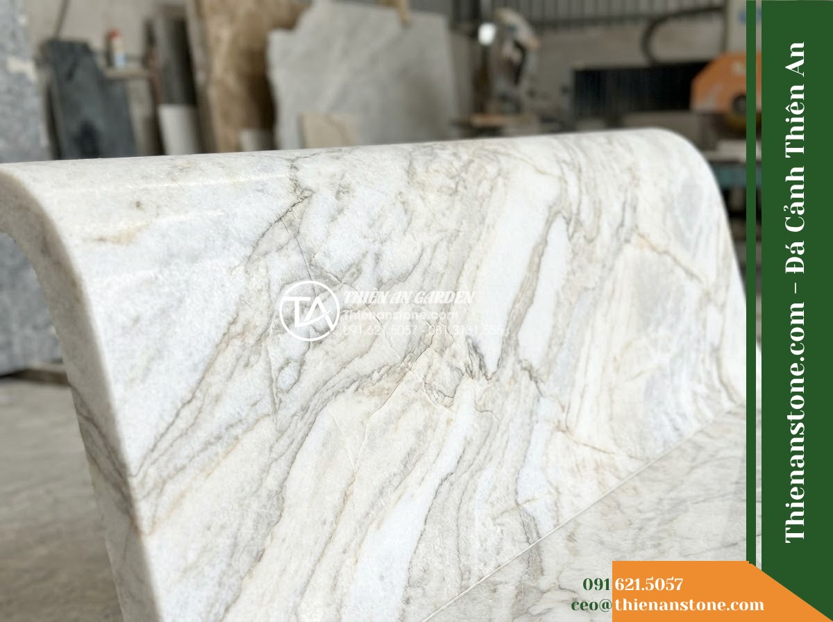 Ghế Đá Sân Trường Tuổi Hồng – Kích thước 160 x 45 x 45 cm – Kiểu dáng không tựa, mặt dài bo cạnh. Chất liệu đá Xanh rêu