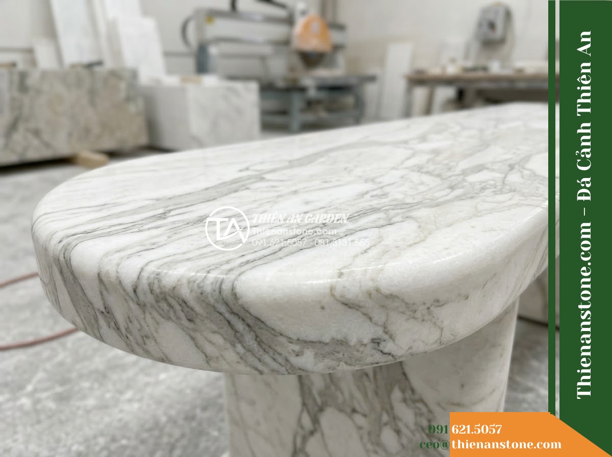 Ghế Đá Sân Trường Tuổi Thơ – Kích thước 145 x 44 x 45 cm – Kiểu dáng băng thấp, hai đầu bo tròn. Chất liệu đá Xanh rêu - Hình 4 Ghế Đá Sân Trường Tuổi Thơ – Kích thước 145 x 44 x 45 cm – Kiểu dáng băng thấp, hai đầu bo tròn. Chất liệu đá Xanh rêu - A green moss stone stone bench integrated into a Vietnamese luxury resort landsc