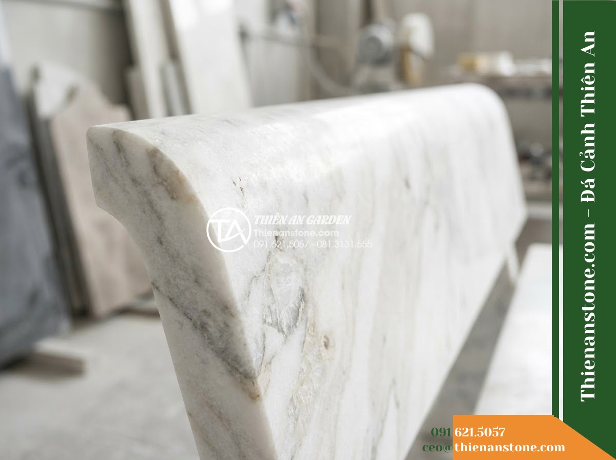Ghế Đá Sân Trường Tuổi Thơ – Kích thước 145 x 44 x 45 cm – Kiểu dáng băng thấp, hai đầu bo tròn. Chất liệu đá Xanh rêu - Hình 5 Ghế Đá Sân Trường Tuổi Thơ – Kích thước 145 x 44 x 45 cm – Kiểu dáng băng thấp, hai đầu bo tròn. Chất liệu đá Xanh rêu - Professional installation of a green moss stone stone bench in a landscaped gard