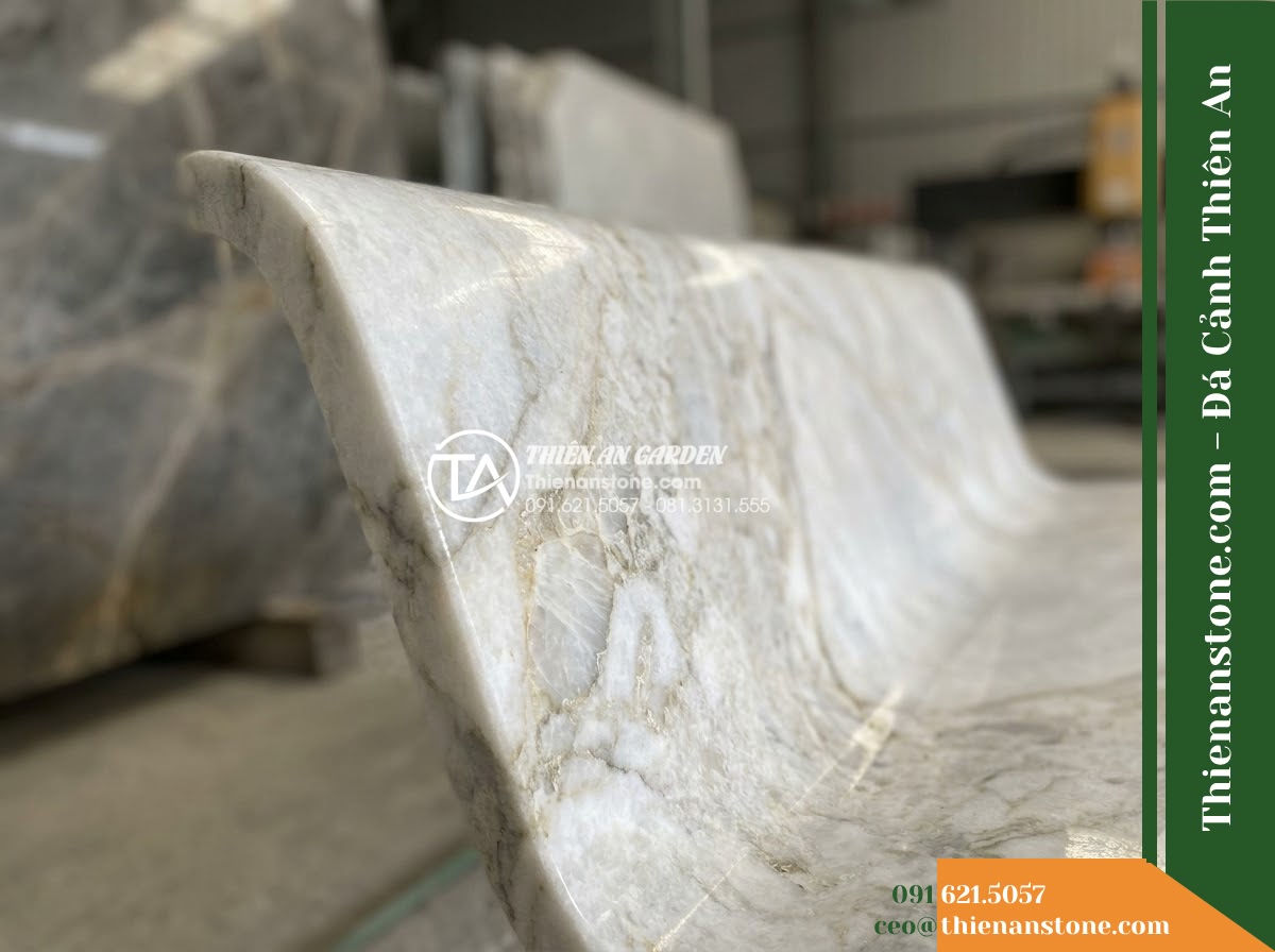 Ghế Đá Sân Trường Tương Lai – Kích thước 160 x 48 x 80 cm – Kiểu dáng tựa vòm thấp, chân cong cân đối. Chất liệu đá vàng cẩm thạch