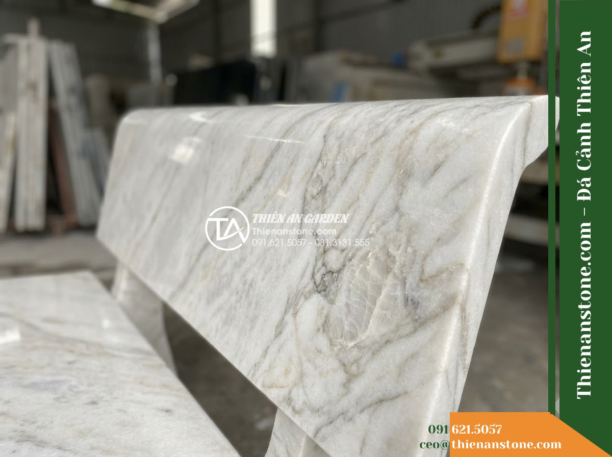 Ghế Đá Sân Trường Tương Lai – Kích thước 160 x 48 x 80 cm – Kiểu dáng tựa vòm thấp, chân cong cân đối. Chất liệu đá Xanh rêu - Hình 6 Ghế Đá Sân Trường Tương Lai – Kích thước 160 x 48 x 80 cm – Kiểu dáng tựa vòm thấp, chân cong cân đối. Chất liệu đá Xanh rêu - Showroom display of various green moss stone stone benches at Da Canh Thien An,