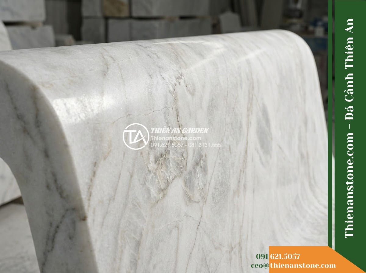 Ghế Đá Sân Trường Ươm Mầm – Kích thước 140 x 42 x 45 cm – Kiểu dáng nhỏ gọn không tựa, chân trụ đôi. Chất liệu đá vàng cẩm thạch