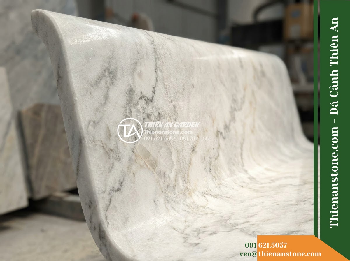 Ghế Đá Sân Trường Ươm Mầm – Kích thước 140 x 42 x 45 cm – Kiểu dáng nhỏ gọn không tựa, chân trụ đôi. Chất liệu đá vàng cẩm thạch