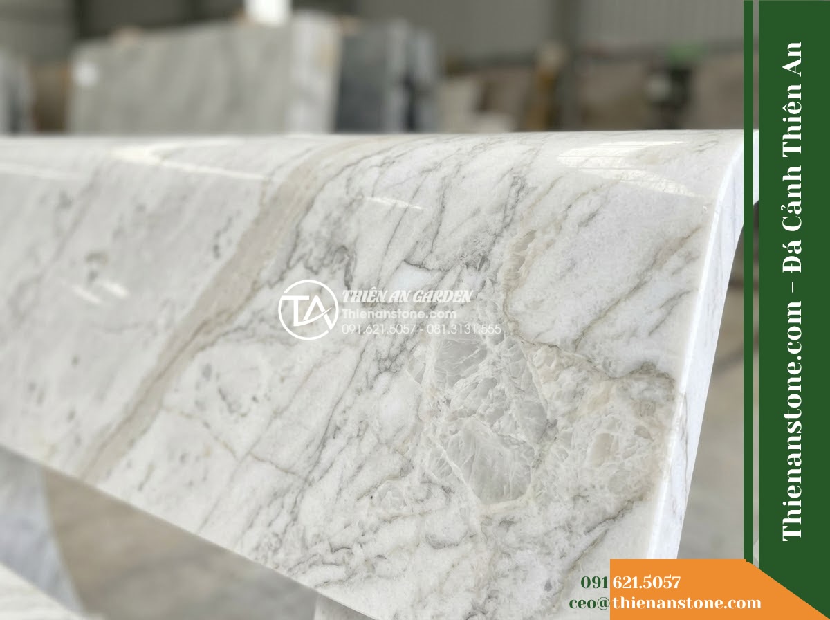 Ghế Đá Sân Trường Vươn Xa – Kích thước 175 x 50 x 80 cm – Kiểu dáng tựa nan ngang, chân chữ U cân đối. Chất liệu đá hoa cương