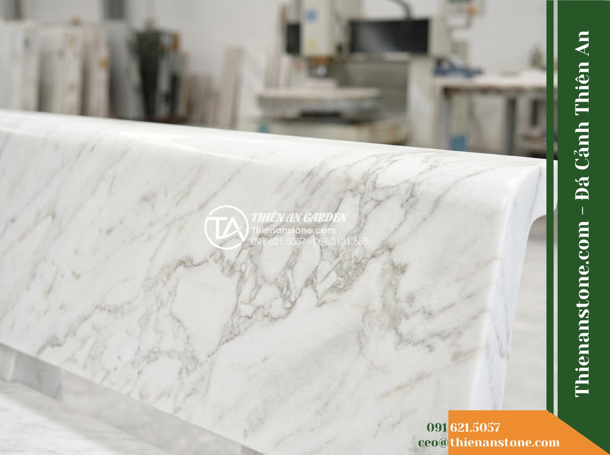 Ghế Đá Sân Trường Vươn Xa – Kích thước 175 x 50 x 80 cm – Kiểu dáng tựa nan ngang, chân chữ U cân đối. Chất liệu đá hoa cương