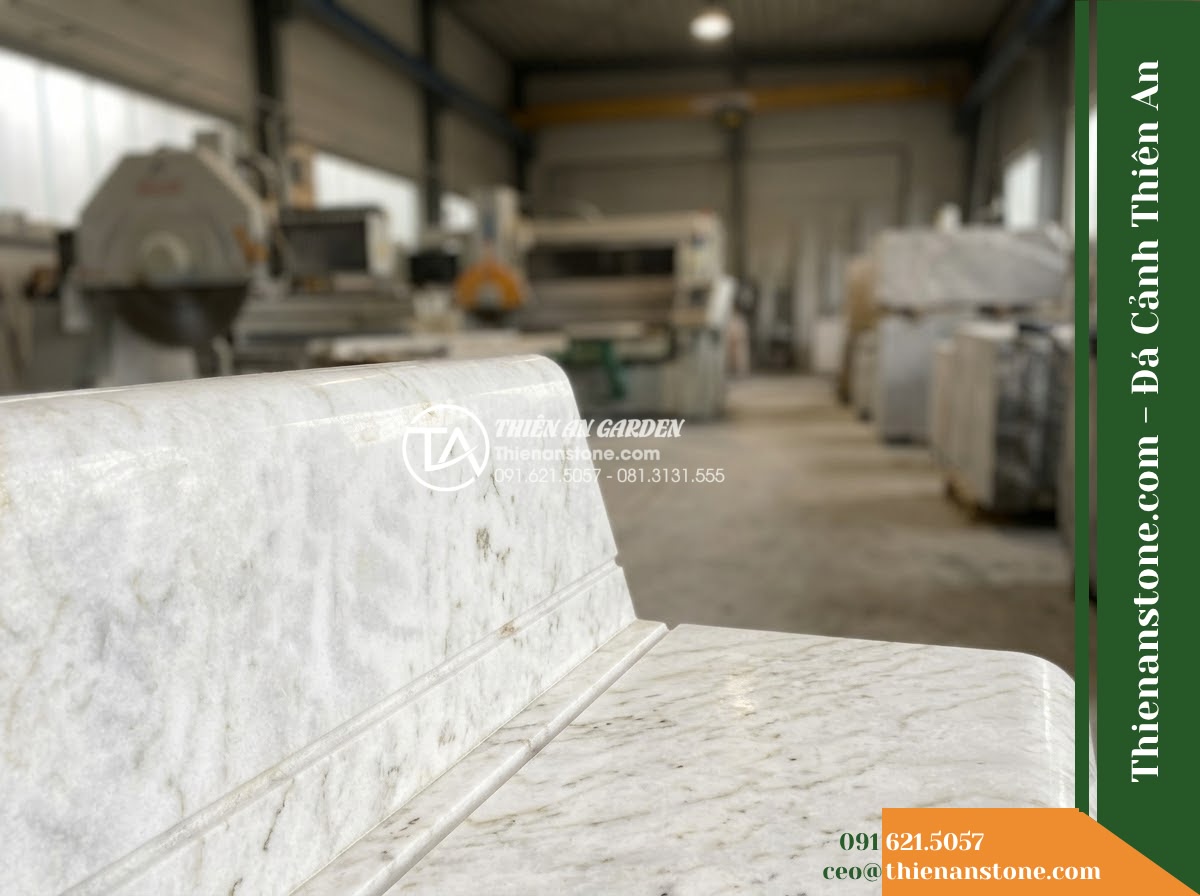 Ghế Đá Sân Trường Vươn Xa – Kích thước 175 x 50 x 80 cm – Kiểu dáng tựa nan ngang, chân chữ U cân đối. Chất liệu đá vân mây