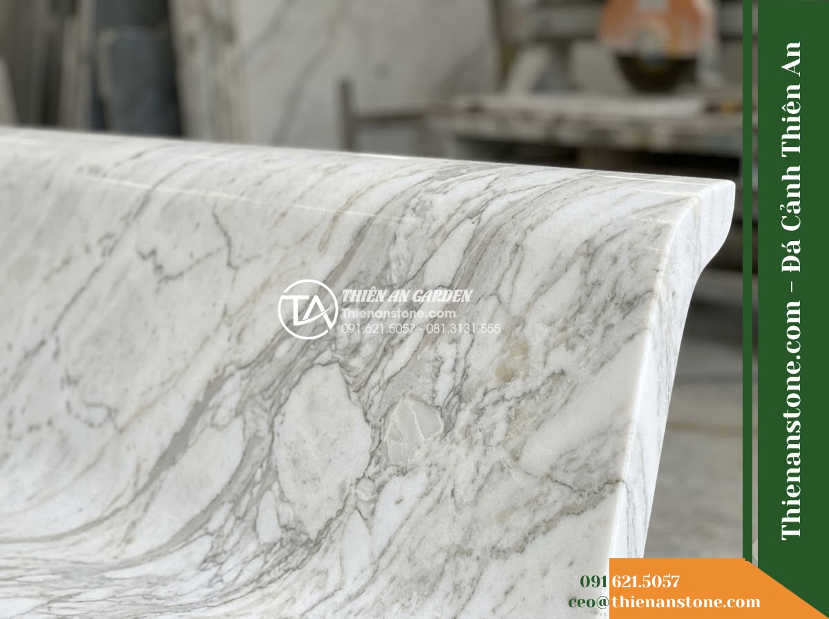 Ghế Đá Sân Trường Vươn Xa – Kích thước 175 x 50 x 80 cm – Kiểu dáng tựa nan ngang, chân chữ U cân đối. Chất liệu đá vân mây