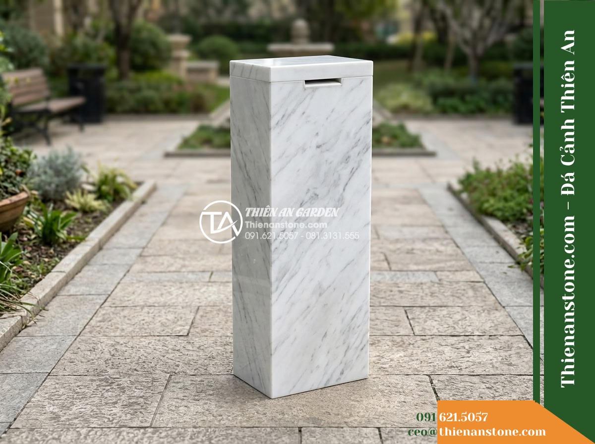 Trụ Phun Chữ Nhật Phẳng Mặt, 40x25cm Cao 1m - Hình 12 Trụ Phun Chữ Nhật Phẳng Mặt, 40x25cm Cao 1m - Wide view displaying the rectangular pillar in a realistic outdoor space, clearl