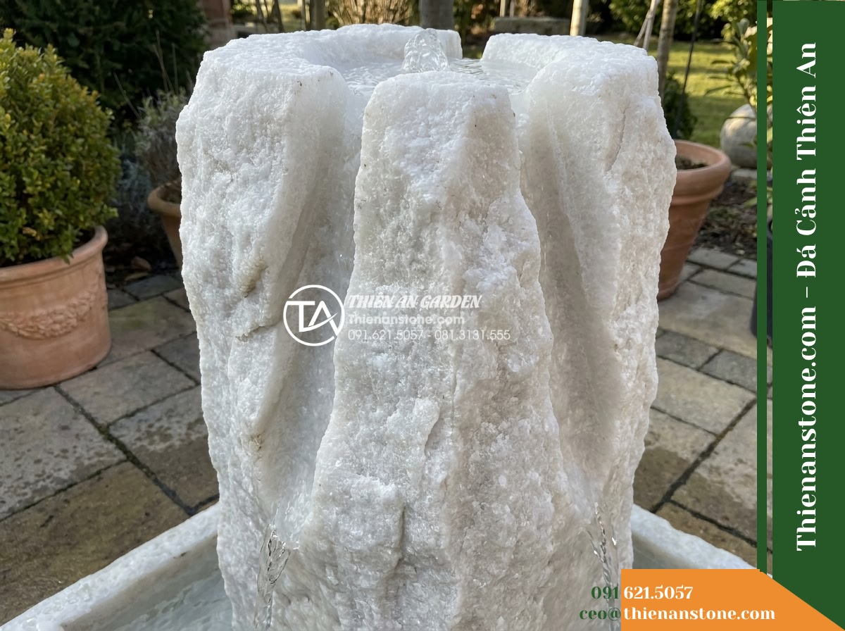 Trụ Phun Khối Thô Bổ Đôi Rãnh Nước, D45cm Cao 1m - Hình 10 Trụ Phun Khối Thô Bổ Đôi Rãnh Nước, D45cm Cao 1m - An alternative secondary viewpoint showing the fountain column from a 45-degree