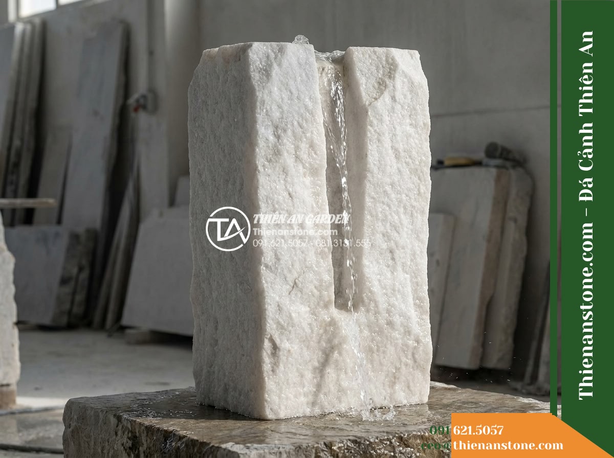 Trụ Phun Khối Thô Bổ Đôi Rãnh Nước, D45cm Cao 1m - Hình 11 Trụ Phun Khối Thô Bổ Đôi Rãnh Nước, D45cm Cao 1m - A detailed aesthetic comparison photograph displaying the D45cm H1m split-stone