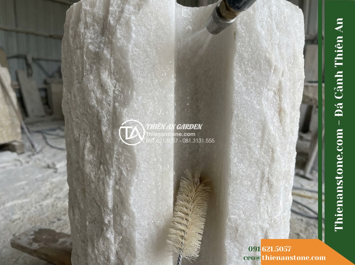 Trụ Phun Khối Thô Bổ Đôi Rãnh Nước, D45cm Cao 1m - Hình 15 Trụ Phun Khối Thô Bổ Đôi Rãnh Nước, D45cm Cao 1m - A close-up view showing the practical access area of the vertical cleft, demonst