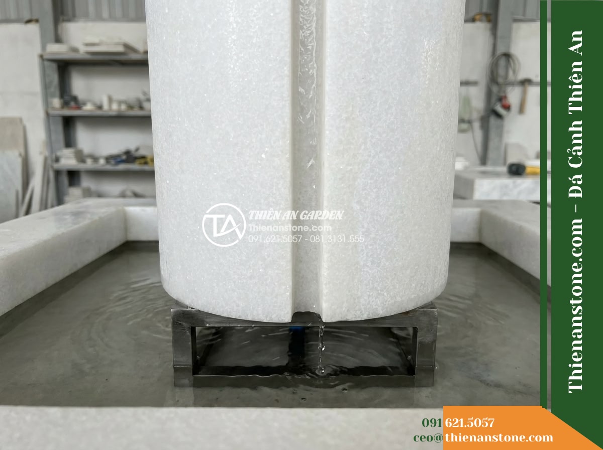 Trụ Phun Khối Thô Bổ Đôi Rãnh Nước, D45cm Cao 1m - Hình 17 Trụ Phun Khối Thô Bổ Đôi Rãnh Nước, D45cm Cao 1m - A clear technical photograph focusing on the base connection of the D45cm stone