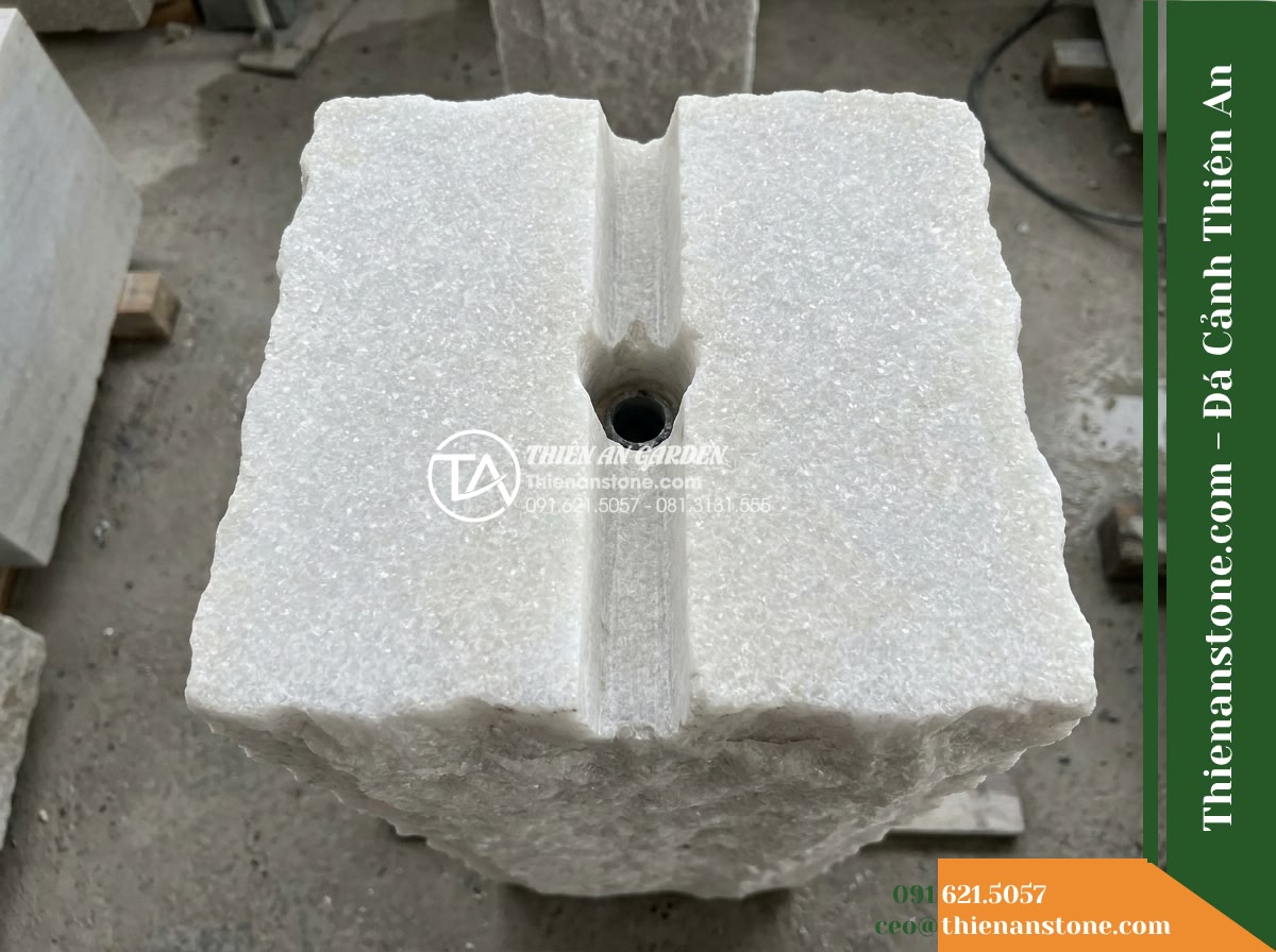 Trụ Phun Khối Thô Bổ Đôi Rãnh Nước, D45cm Cao 1m - Hình 18 Trụ Phun Khối Thô Bổ Đôi Rãnh Nước, D45cm Cao 1m - An informative overhead inspection photo revealing the top orifice of the water