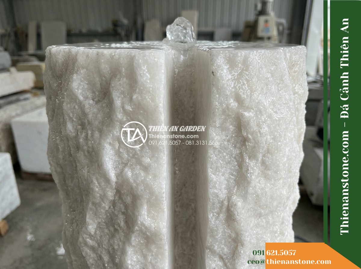 Trụ Phun Khối Thô Bổ Đôi Rãnh Nước, D45cm Cao 1m - Hình 2 Trụ Phun Khối Thô Bổ Đôi Rãnh Nước, D45cm Cao 1m - An angled medium close-up shot focusing on the central vertical split water groo