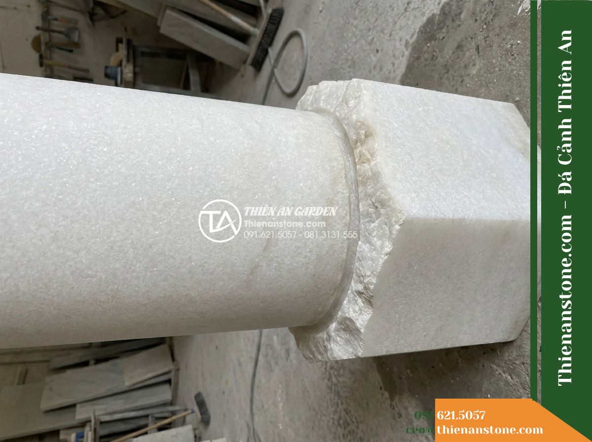 Trụ Phun Khối Thô Bổ Đôi Rãnh Nước, D45cm Cao 1m - Hình 4 Trụ Phun Khối Thô Bổ Đôi Rãnh Nước, D45cm Cao 1m - A tilted side view showing the transitional edge from the vertical split cleft t