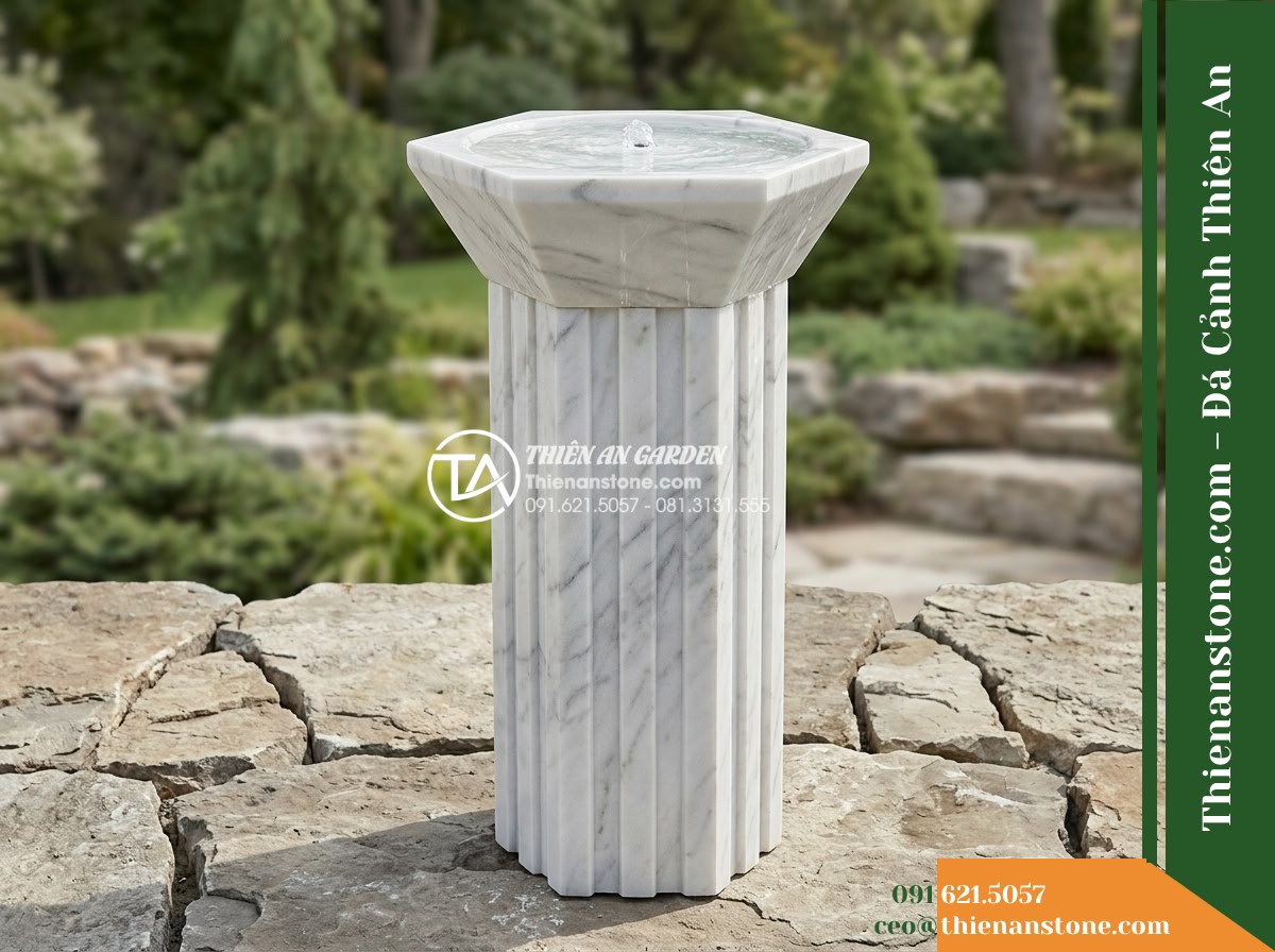 Trụ Phun Lục Giác Đỉnh Bát Phun, D40cm Cao 1m - Hình 11 Trụ Phun Lục Giác Đỉnh Bát Phun, D40cm Cao 1m - A dedicated studio-quality outdoor photograph of the hexagonal water pillar with
