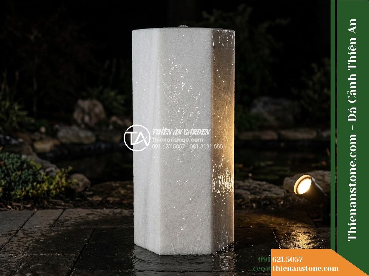 Trụ Phun Lục Giác Mài Bóng Nhẹ, D35cm Cao 80cm - Hình 13 Trụ Phun Lục Giác Mài Bóng Nhẹ, D35cm Cao 80cm - Night landscape view of the hexagonal pillar artfully lit by an angled warm low-