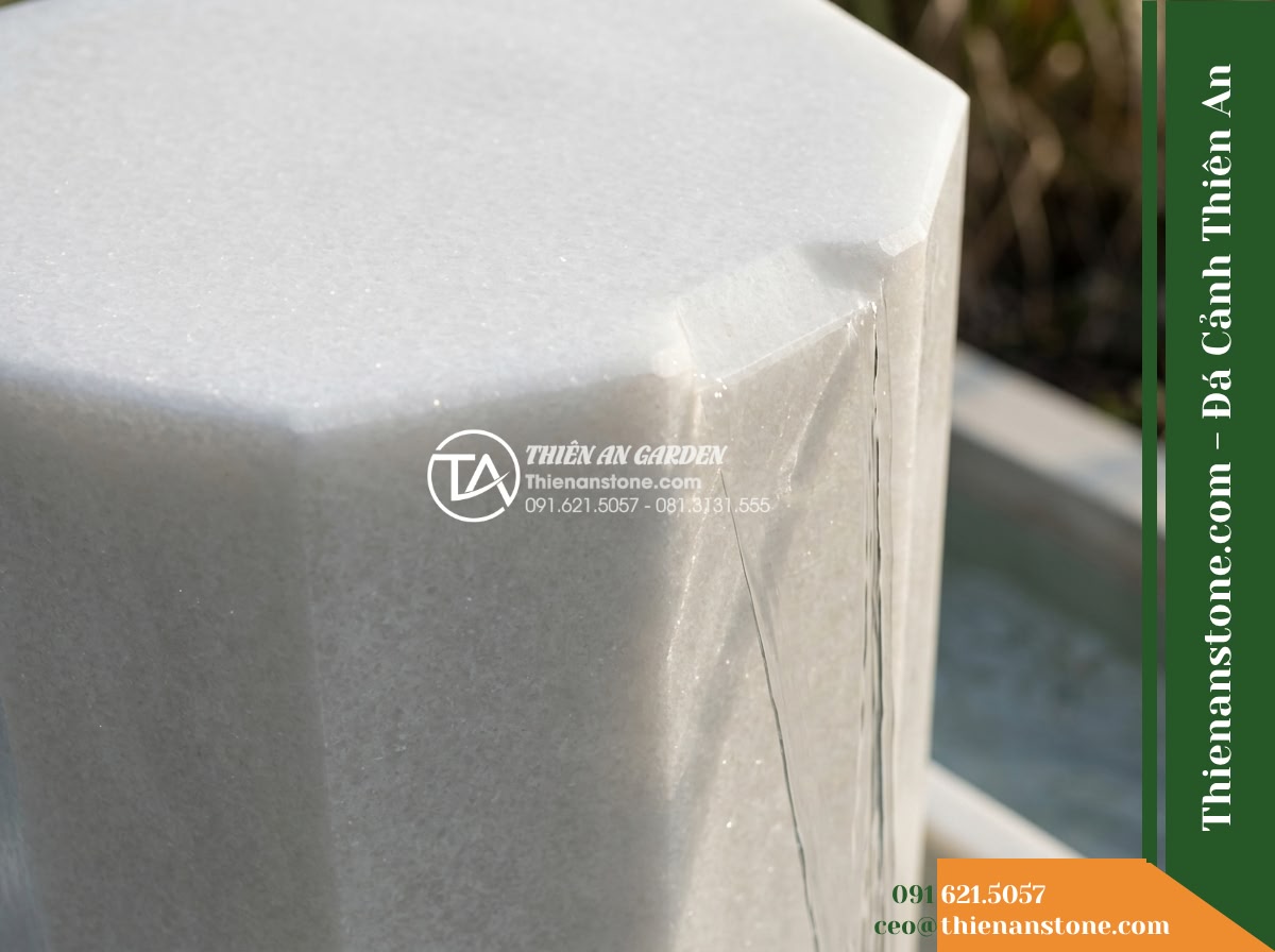 Trụ Phun Lục Giác Mài Bóng Nhẹ, D35cm Cao 80cm - Hình 4 Trụ Phun Lục Giác Mài Bóng Nhẹ, D35cm Cao 80cm - Detailed perspective view capturing the transition between the flat top surface