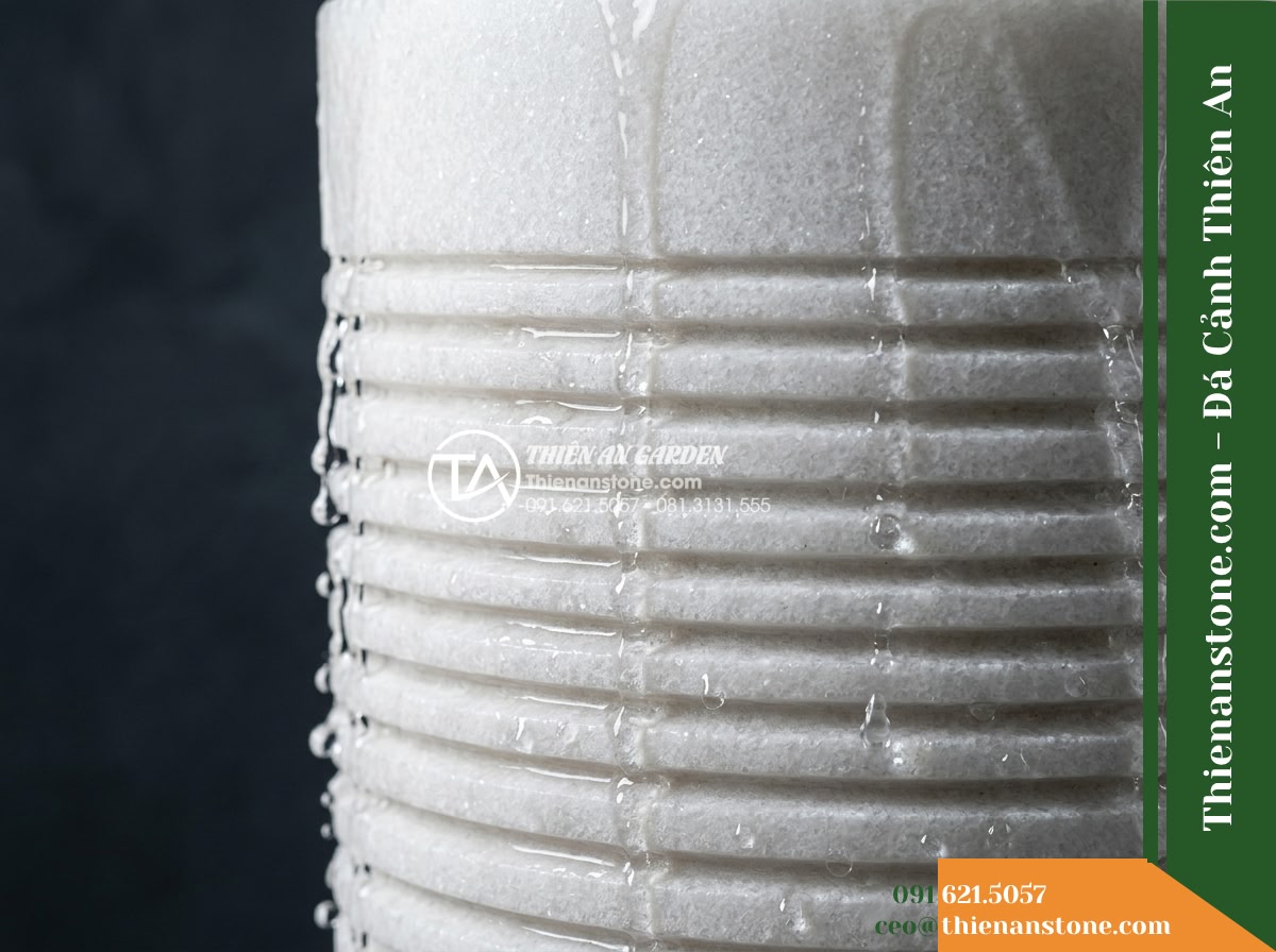 Trụ Phun Tròn Vệt Cắt Nhám Ngang, D30cm Cao 1.1m - Hình 2 Trụ Phun Tròn Vệt Cắt Nhám Ngang, D30cm Cao 1.1m - Close-up angular perspective focusing on the carved horizontal ribbed textures c
