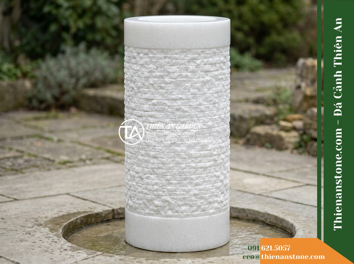 Trụ Phun Tròn Vệt Cắt Nhám Ngang, D30cm Cao 1.1m - Hình 4 Trụ Phun Tròn Vệt Cắt Nhám Ngang, D30cm Cao 1.1m - Medium shot capturing the transition between the rough horizontal grooved body a