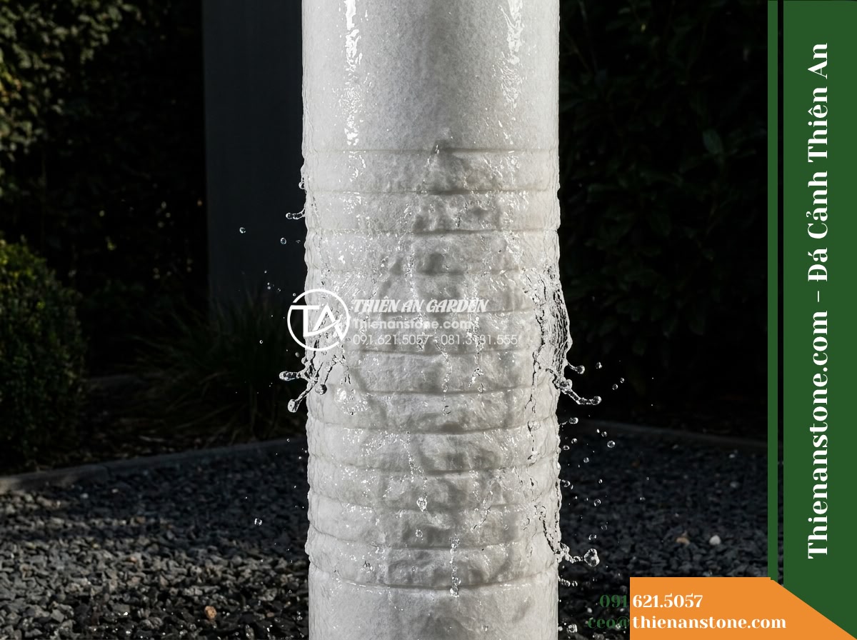 Trụ Phun Tròn Vệt Cắt Nhám Ngang, D30cm Cao 1.1m - Hình 7 Trụ Phun Tròn Vệt Cắt Nhám Ngang, D30cm Cao 1.1m - Balanced eye-level composition of the stone water column in full operation withi