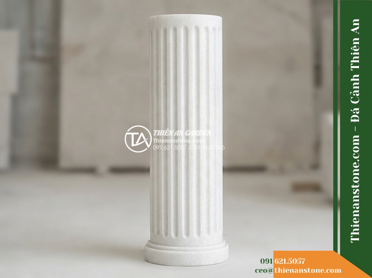 Trụ Phun Tròn Xẻ Rãnh Dọc Thân, Mài Mịn D35cm Cao 1m - Hình 11 Trụ Phun Tròn Xẻ Rãnh Dọc Thân, Mài Mịn D35cm Cao 1m - Isolated product shot of the D35cm H1m vertically grooved stone column showing t