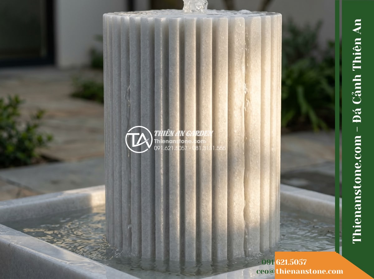 Trụ Phun Tròn Xẻ Rãnh Dọc Thân, Mài Mịn D35cm Cao 1m - Hình 13 Trụ Phun Tròn Xẻ Rãnh Dọc Thân, Mài Mịn D35cm Cao 1m - Detailed capture of natural late afternoon slanting light striking the stone col