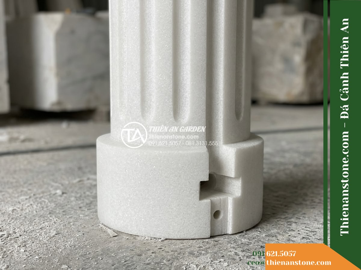 Trụ Phun Tròn Xẻ Rãnh Dọc Thân, Mài Mịn D35cm Cao 1m - Hình 17 Trụ Phun Tròn Xẻ Rãnh Dọc Thân, Mài Mịn D35cm Cao 1m - Focused structural photograph of the base of the cylindrical stone pillar showin