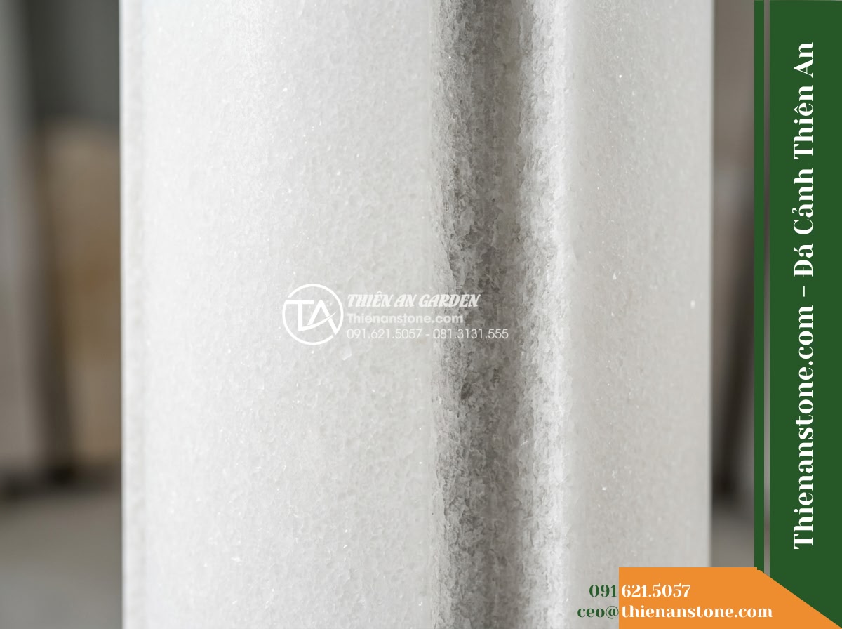 Trụ Phun Tròn Xẻ Rãnh Dọc Thân, Mài Mịn D35cm Cao 1m - Hình 3 Trụ Phun Tròn Xẻ Rãnh Dọc Thân, Mài Mịn D35cm Cao 1m - Macro shot of smooth honed natural stone texture transitioning into a precisely