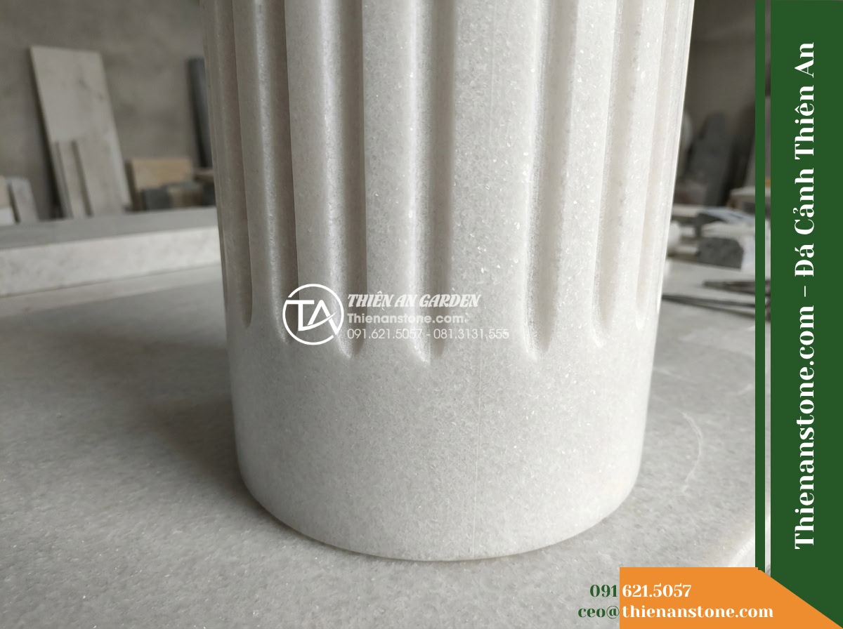 Trụ Phun Tròn Xẻ Rãnh Dọc Thân, Mài Mịn D35cm Cao 1m - Hình 4 Trụ Phun Tròn Xẻ Rãnh Dọc Thân, Mài Mịn D35cm Cao 1m - Angled technical photograph showing the lower transition zone where the vertical