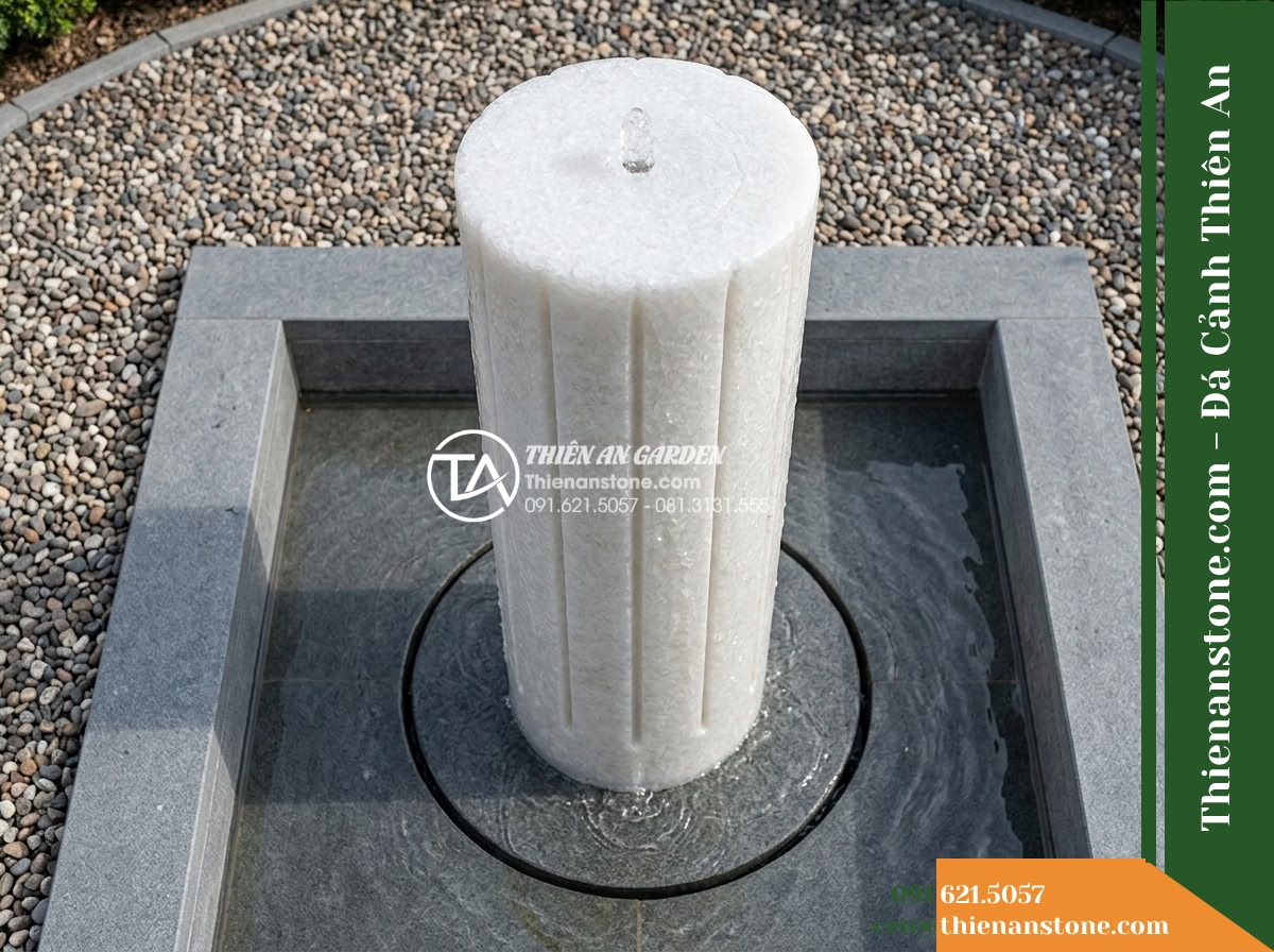 Trụ Phun Tròn Xẻ Rãnh Dọc Thân, Mài Mịn D35cm Cao 1m - Hình 6 Trụ Phun Tròn Xẻ Rãnh Dọc Thân, Mài Mịn D35cm Cao 1m - High-angle perspective showing the circular stone column footprint centered with